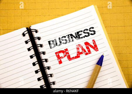 Business Plan. Business Konzept für Mission oder Vision auf Notepad mit Kopie Raum auf alten Holz Hintergrund mit Kugelschreiber Marker geschrieben Stockfoto