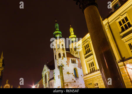 Krakauer Altstadt bei Nacht St.-Marien Kirche in der Nacht. Krakau Polen. Stockfoto