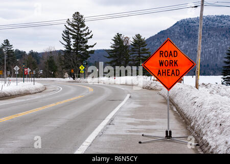 Eine Straße Arbeit vor Zeichen im Schnee Spekulant, NY, USA Stockfoto