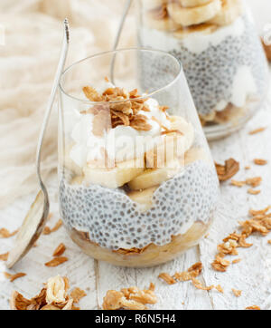 Chia pudding Parfait mit Bananen Stockfoto