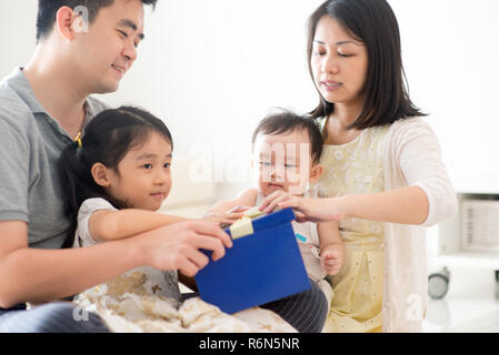 Asiatische Familie und Geschenkverpackung Stockfoto