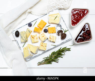 Kleine Stücke von Brie Käse, Roquefort, Camembert, Cheddar Stockfoto