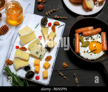 Schwarzen gusseisernen Pfanne mit Spiegelei und Würstchen Stockfoto