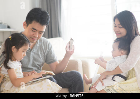 Asiatische Familie online-shopping Stockfoto