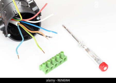 Unterputzdose mit Anschlussdrähten Stockfoto