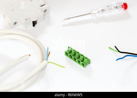 Elektrisches Material mit Tools Stockfoto