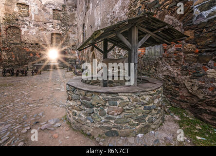 Alter Brunnen im Innenhof der mittelalterlichen Bolkow Castle Stockfoto