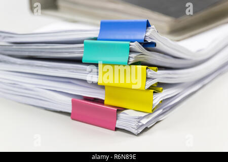 Dokumente Dokumente in Archiven Dateien mit Büroklammern auf dem Schreibtisch im Büro Stockfoto