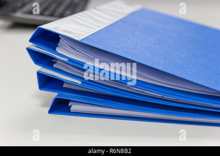 Datei Ordner und Stapel von Business Report Papier Datei auf dem Schreibtisch im Büro Stockfoto