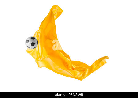 Fußball und Glatt elegante transparent gelb Tuch isoliert oder auf weißem Studiohintergrund getrennt. Stockfoto