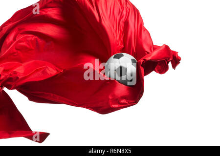 Fußball und Glatt elegante transparent rot Tuch isoliert oder auf weißem Studiohintergrund getrennt. Stockfoto