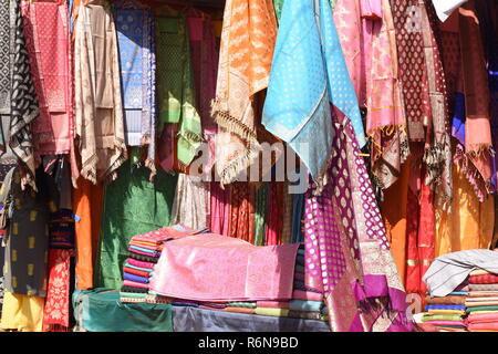 Ein Stall verkaufen Unstitched damen Kleidung (Anzüge) auf der 10. Nationalen Handwerk Mela, Kalagram. Stockfoto