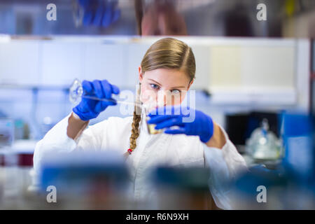 Portrait einer weiblichen Forscher Forschungsarbeiten in einem Chemielabor (Farbe getonte Bild flach DOF) Stockfoto