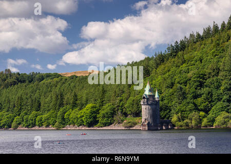 Victorian Tower am Lake Vyrnwy Reservoir in Powys, Wales Stockfoto