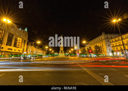 Lissabon, Portugal - 4. AUGUST: Das Monumento aos Restauradores im Sommer Nacht in Lissabon, Portugal am 4. August 2017. Stockfoto