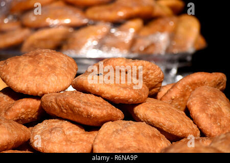 Kachoris zu einem Rajasthani garküche am 10. Nationale Handwerk Mela Kalagram, Chandigarh statt. Stockfoto