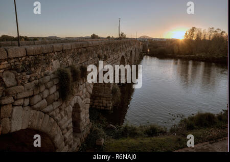 MERIDA, Badajoz, Spanien - November 23, 2018: Römische Brücke bei Sonnenuntergang Stockfoto