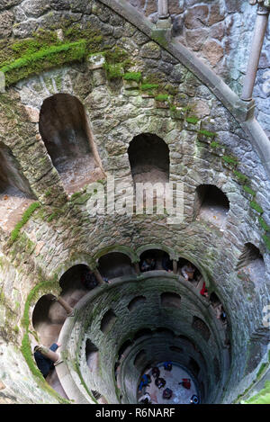 SINTRA, PORTUGAL - November 19, 2018: Quinta da Regaleira. Sie suchen die Einleitung. Stockfoto