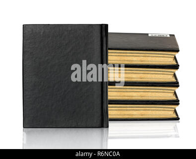 Geschlossene schwarze Buch ist die Verlegung auf weißem Hintergrund Stockfoto