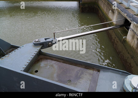 Schleuse geöffnet Stockfoto