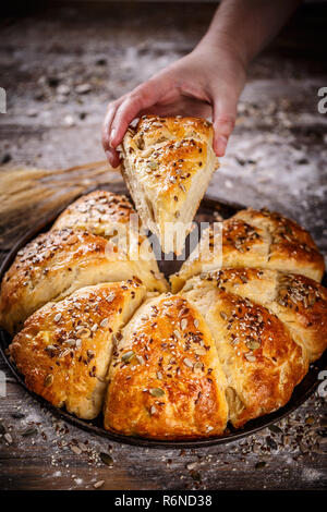 Frisch gebackene Brötchen Weizen Dreieck Stockfoto