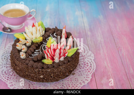 Kuchen auf farbigem Hintergrund Stockfoto