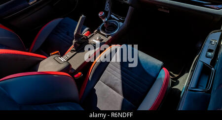 Fahrer- und Beifahrersitz eines Fahrzeugs an einem sonnigen Tag Stockfoto