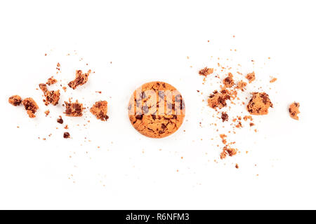 Ein Foto von einem frisch gebackenen Golden Brown Chocolate Chip Cookie, Schuß von oben auf einen weißen Hintergrund mit Krümel und Platz kopieren Stockfoto