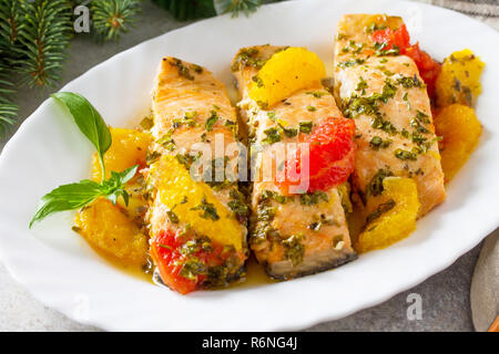 Gegrillter Lachs close-up mit Grapefruit und Orange Sauce. Stockfoto