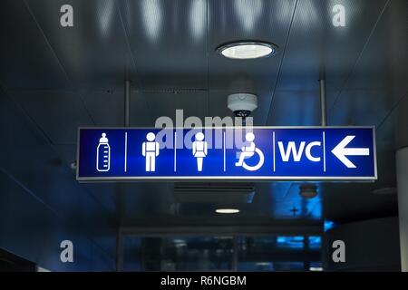 WC-Schild mit Pfeil Stockfoto