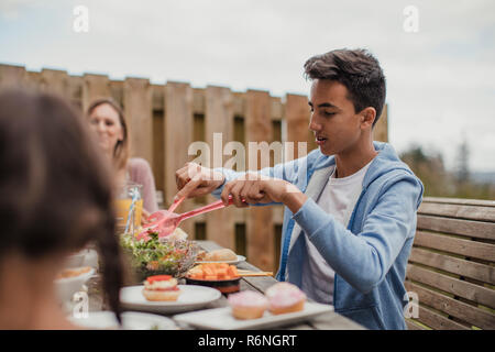 Teenager mischen Salat Stockfoto