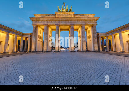 Das angestrahlte Brandenburger Tor in Berlin vor Sonnenaufgang Stockfoto