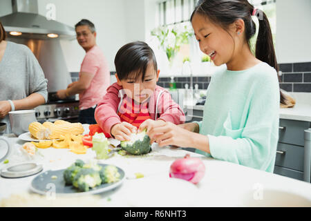 Kinder helfen Kindern Vorzubereiten, Abendessen Stockfoto