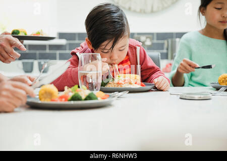 Kleiner Junge seine Nudeln Pfannengerichte Stockfoto