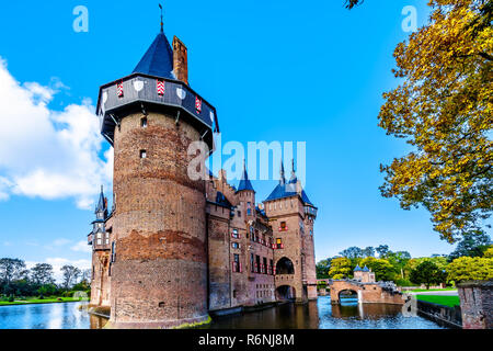 Prächtige Burg De Haar von einem Wassergraben und einem schönen Garten umgeben. Eine Burg aus dem 14. Jahrhundert völlig im späten 19. Jahrhundert in Holland umbauen Stockfoto