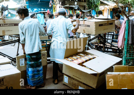 Burrabazar, Kolkata, Indien, 2017: Lader entladen oder Auspacken Karton Verpackung oder Versand box Cartoon. Logistikkonzept. Burrabazar Stockfoto