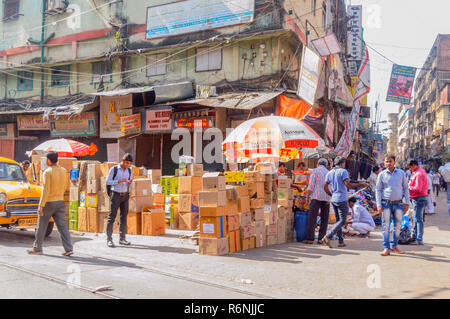 Burrabazar, Kolkata, Indien, Asien, 2017: Viele einheimischen Anbieter, Händler, Menschen zu Fuß in belebten Straße Markt am Tag der Arbeit. Stockfoto