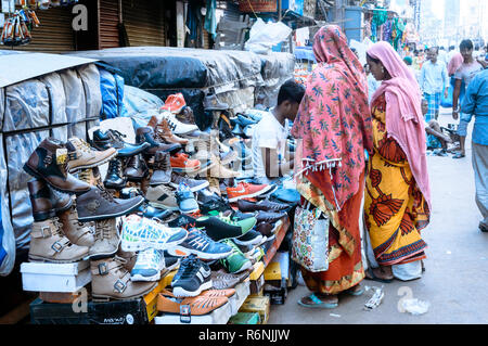 Burrabazar, Kolkata, Indien, 2017: Ein Verkäufer ist Verkauf von Schuhen in der Straße Markt. Burrabazar (Bara Basar) ist ein Marktplatz für stilvolle Leder Stockfoto