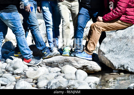 Menschen die Beine zusammen setzen, close-up. Junge Gruppe von Freunden auf Urlaub Sommer Urlaub. Reisen, Tourismus, Freizeit, Freude, Spaß, Glück Konzept. Stockfoto