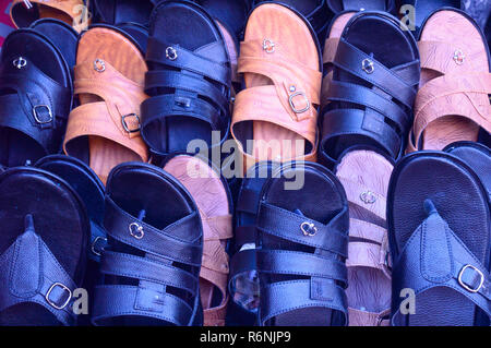 Leder Shoe Fashion Fuß ware Nahaufnahme. Anzeige für den Verkauf im Einzelhandel kaufen. Blick auf Handarbeit, Handwerk, Luxus, bunte modischen, stilvollen Stockfoto