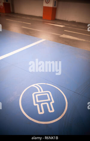 Elektroauto aufladen Ort Stockfoto