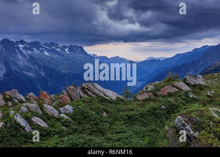 Das Tal von Chamonix in den Wolken. Frankreich Stockfoto