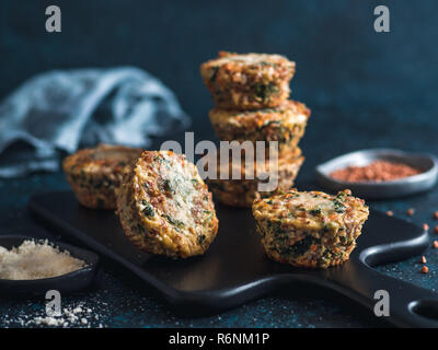 Buchweizen Auflauf mit Spinat, Karotten, Parmesan Stockfoto