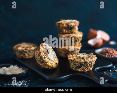 Buchweizen Auflauf mit Spinat, Karotten, Parmesan Stockfoto