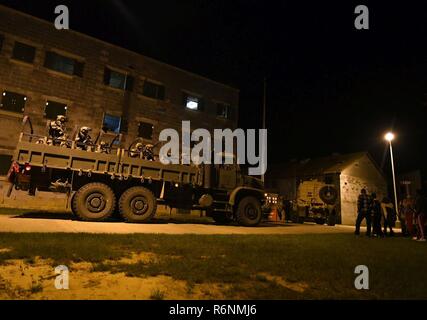 CAMP SHELBY, Fräulein (18. Mai 2017) U.S. Special Operations Personal und simulierten anti-amerikanischen Protesters Clash während einer Botschaft Angriff retten Szenario während der Übung TRIDENT 2017. Die Übung ist Naval Special Warfare Premiere gemeinsame Ausbildung, umfasst mehrere Special Operations Forces und konventionelle militärische Teilnehmer sowie Partner Nationen und Partner Agenturen realistisch zu erstellen, kombiniert - Aufwand Szenarien für die operativen Einheiten. Stockfoto