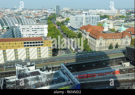 15.09.2014, Berlin, Deutschland, Europa - ein Blick von oben im westlichen Berliner Stadtteil Charlottenburg Hardenbergstraße und der Bahnhof Zoo. Stockfoto