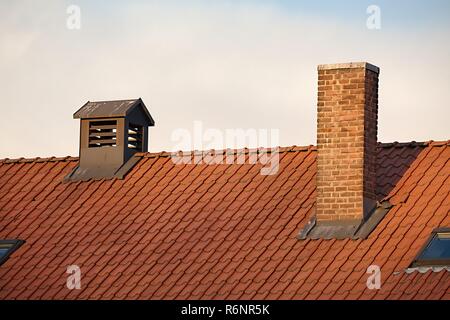 Kaminen auf einem Haus Stockfoto