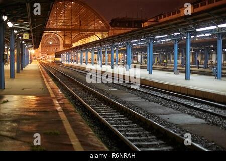 Bahnhof bei Nacht Stockfoto