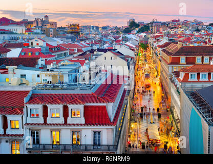 Am abend sonnenuntergang himmel über Lissabon Skyline mit Dächer der historischen Altstadt, beleuchtete Einkaufsstraße, Portugal Stockfoto