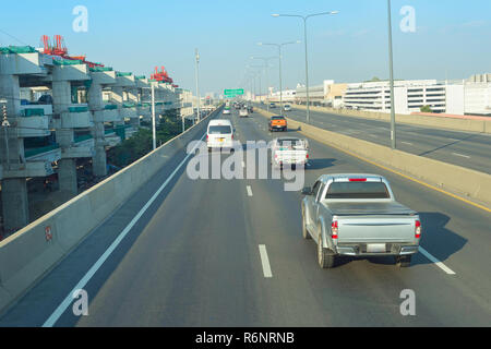 Auto Verkehr auf der Autobahn zu Don Mueang International Airport, Bangkok, Thailand Stockfoto